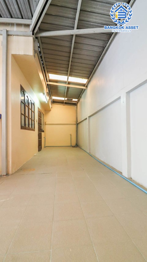 *****ทาวน์เฮ้าส์มือสองย่านนนทบุรี ม.ทิพย์นคร กรุงเทพ-นนทบุรี หลังมุม! เนื้อที่เยอะแบบจัดเต็มถึง 39 ตร.ว. ฟังก์ชัน 3 ห้องนอน 2 ห้องน้ำ 3 ที่จอดรถ บนทำเลเดินทางสะดวก เพียง 550 เมตรก็ถึงรถไฟฟ้าสายสีม่วง "สถานีแยกติวานนท์" และทางด่วน "งามวงศ์วาน" ห้ามพลาด!